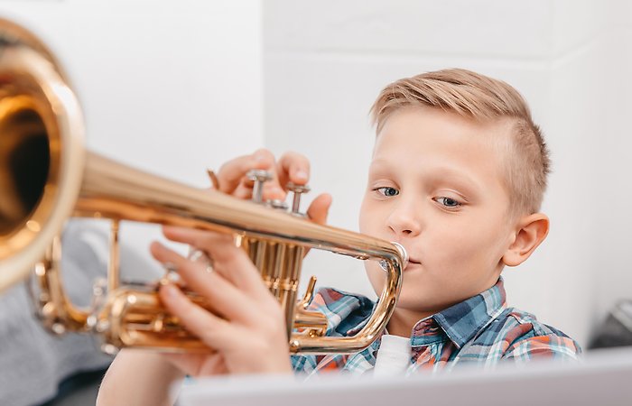 Pojke som spelar trumpet